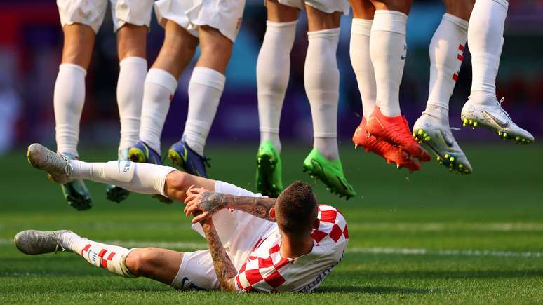 23 de novembro: Marcelo Brozovic, da Croácia, deitado no chão para bloquear a bola rasteira numa cobrança de falta durante a partida contra o Marrocos (foto de Lars Baron)
