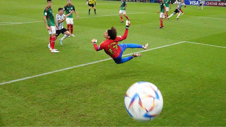 26 de novembro: Enzo Fernandez, da Argentina, marca o segundo gol na vitória por 2 a 0 sobre o México na fase de grupos no Estádio Lusail (foto de Dan Mullan e Getty Images)
