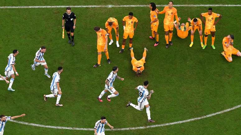 9 de dezembro: jogadores da Argentina comemoram a vitória na disputa de pênaltis contra a Holanda para chegar às semifinais (foto de Shaun Botterill)