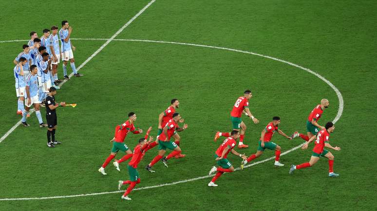 6 de dezembro: Jogadores do Marrocos comemoram após vencer a Espanha nos pênaltis nas oitavas de final no Education City Stadium (foto de Alex Grimm)
