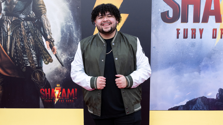 Rico Rodriguez na première de Shazam! Fúria dos Deuses em Los Angeles..