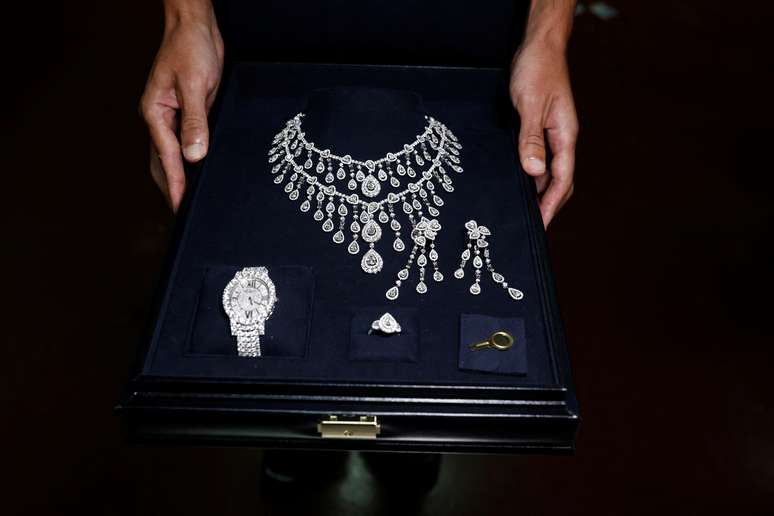 Funcionário da Receita Federal mostra joias sauditas supostamente direcionadas à Michelle Bolsonaro que foram apreendidas no aeroporto de Guarulhos 