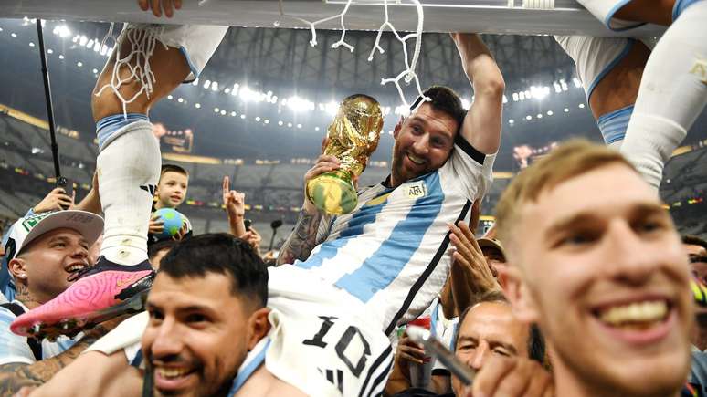 18 de dezembro: Lionel Messi, da Argentina, comemora com o troféu da Copa do Mundo após a vitória da seleção contra a França no Estádio Lusail (foto de David Ramos)