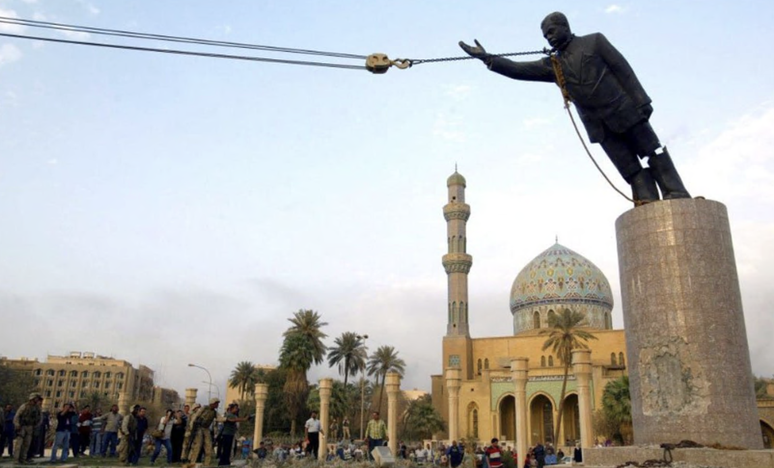 Tropas americanas derrubam estátua de Saddam Hussein em Bagdá