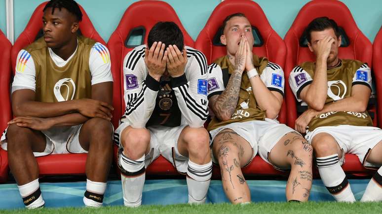 1º de dezembro: Jogadores do banco da Alemanha parecem desanimados durante a partida contra a Costa Rica no Al Bayt Stadium após serem eliminados do torneio na fase de grupos (foto de Shaun Botterill)