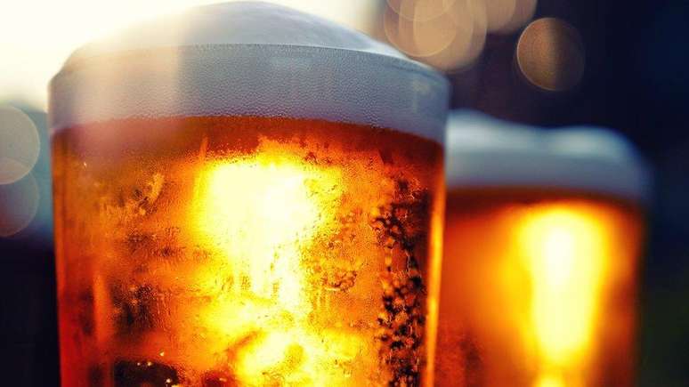 In the case of alcoholic beverages, their ability to dehydrate us depends on the degree of alcohol they contain. In the case of alcoholic beverages, their ability to dehydrate us depends on the degree of alcohol they contain.
