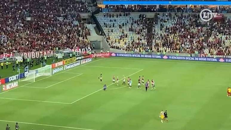 Jogadores do Flamengo comemoram junto com a torcida após o apito final (Foto: LANCE!)