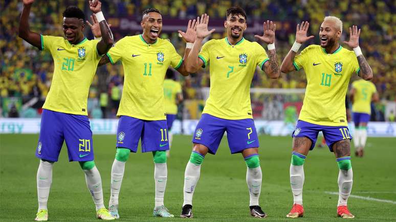 5 de dezembro: Jogadores do Brasil comemoram depois que Neymar marcou seu segundo gol na vitória por 4 a 1 sobre a Coreia do Sul nas oitavas de final, no Estádio 974 (foto de François Nel)