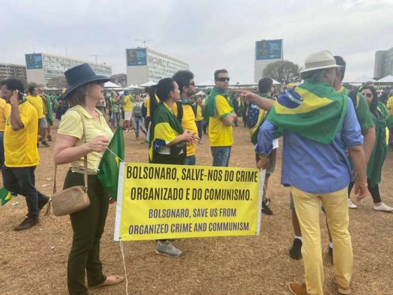 Durante o governo do ex-presidente Jair Bolsonaro, manifestantes pedem que o ex-chefe do Executivo salvar o Brasil do comunismo