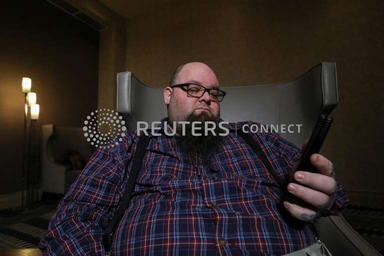 Andrew McCarroll segura seu smartphone enquanto se corresponde com avatar criado na Replika, em Billings, Montana, EUA
12/03/2023
REUTERS/Nathan Frandino