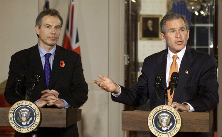 O presidente dos EUA, George W. Bush, e o primeiro-ministro britânico, Tony Blair, na Casa Branca em novembro de 2001