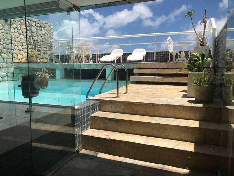 Um dos principais ambientes da cobertura é o terraço com deck e piscina