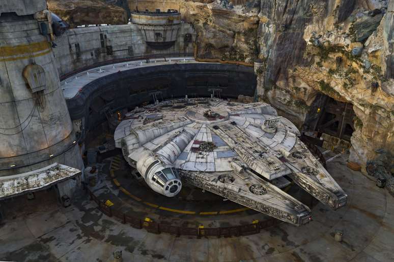 Na Star Wars: Galaxy's Edge, &aacute;rea tem&aacute;tica do Disney's Hollywood Studios, os f&atilde;s da franquia de filmes podem pilotar a Millennium Falcon e voar por essa gal&aacute;xia muito, muito distante.