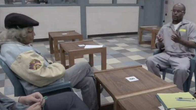 A ju&iacute;za Evelyn Baker se encontrando com Bobby na pris&atilde;o em 2020