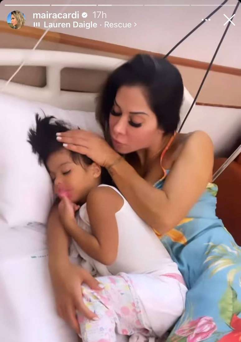 Maíra Cardi leva filha ao hospital e é acompanhada por Thiago Nigro