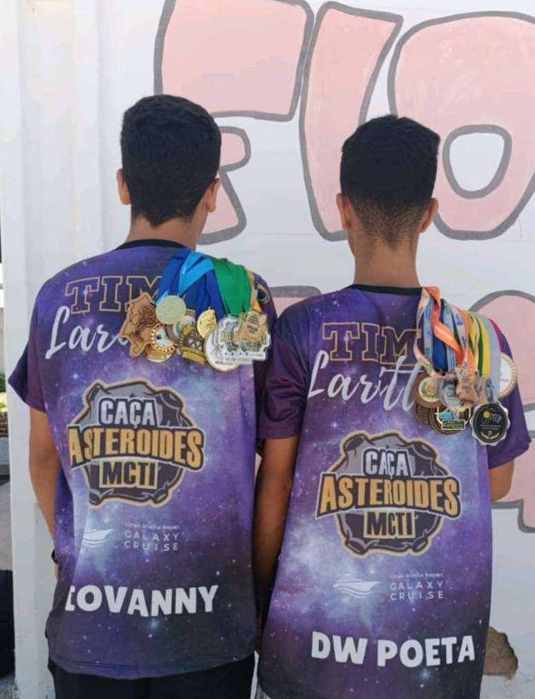 Participantes do projeto com as medalhas que j&aacute; conquistaram