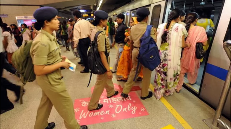 O metrô da capital indiana, Nova Déli, reserva um vagão exclusivo para mulheres em cada composição
