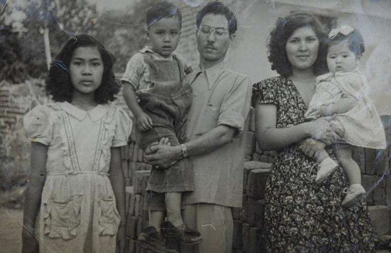 Seiki Hiromoto, retratado após deixar o campo com sua família; ele se tornou um médico famoso em Temixco