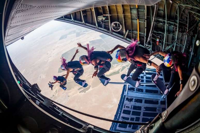 Letícia completou trick de skate a quase 3 mil metros de altura em avião (Foto: Divulgação/Red Bull)