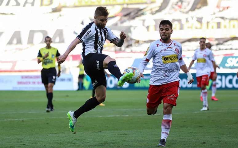 Vasco desiste de contratar Eduardo Sasha (Foto: Bruno Cantini e Pedro Souza / Agência Galo / Atlético)