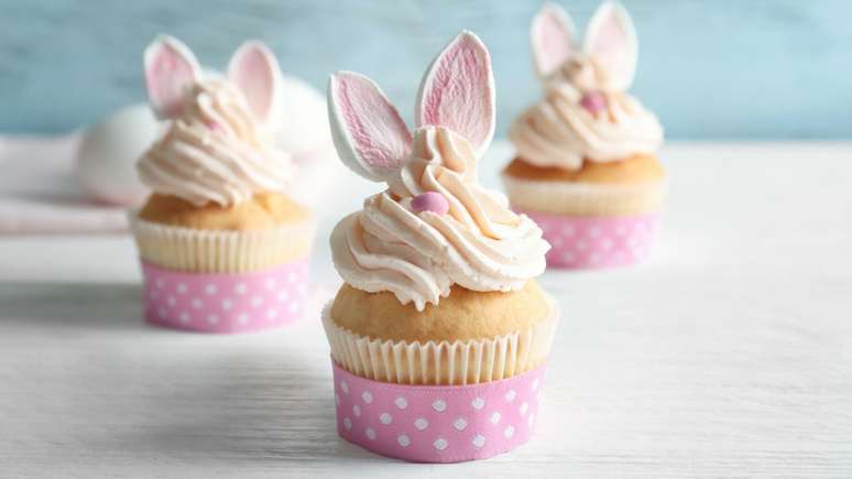 Cupcakes decorados com orelhas de coelho