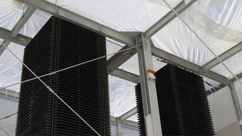 Bandejas de calc&aacute;rio triturado s&atilde;o empilhadas no local de opera&ccedil;&atilde;o da Heirloom para maximizar a capacidade de absor&ccedil;&atilde;o de carbono