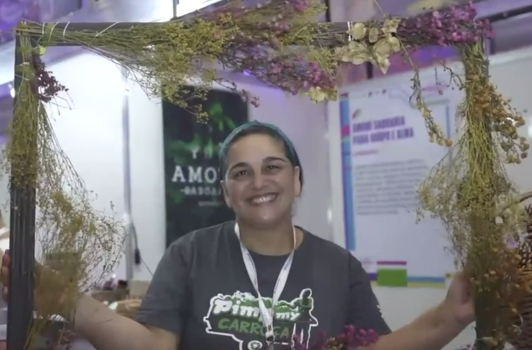 Samantha Alves mostra produtos de decoração feitos com flores recicladas