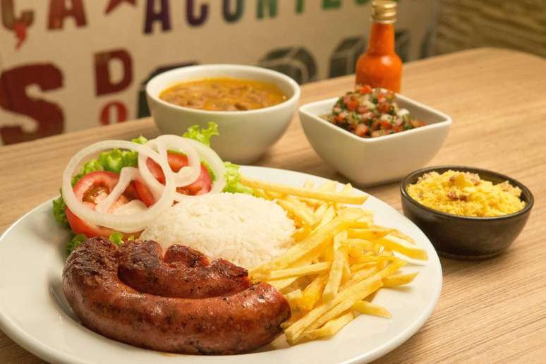 Brasileiro paga, do próprio bolso, metade de suas refeições, diz pesquisa