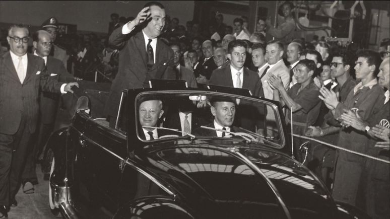 Presidente Juscelino Kubitschek desfila num Fusca convers&iacute;vel