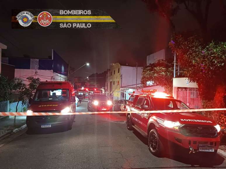 Um incêndio atingiu galpão mecânico em São Caetano do Sul deixando ao menos quatro automóveis queimados na madrugada desta quarta-feira, 22.