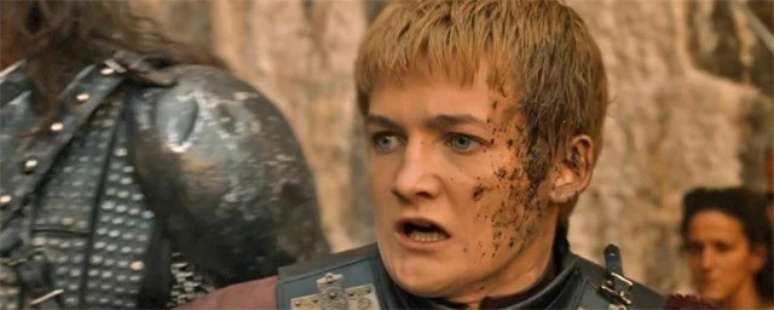 Joffrey Baratheon (Jack Gleeson) logo ap&oacute;s ser atingido por esterco.