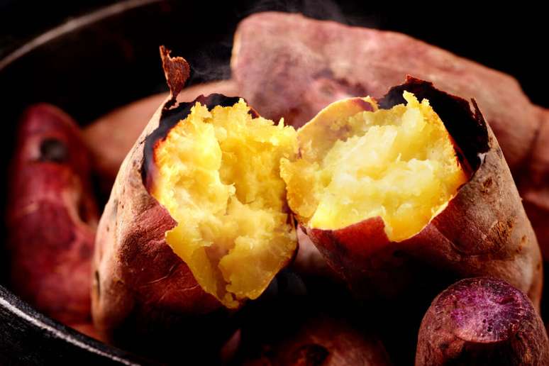A batata-doce contém vitaminas e minerais importantes para a saúde digestiva