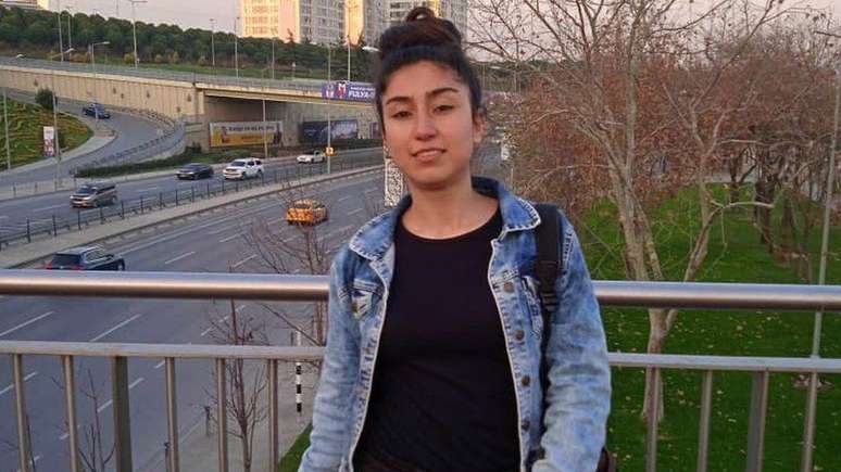 Maeda, em foto na Turquia, buscou aprovação de sua mãe antes de embarcar no barco para a Itália