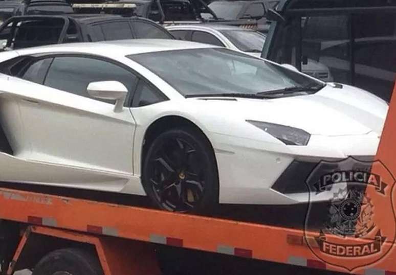 RIO DE JANEIRO/RJ 06-02-2015 NACIONAL EIKE BATISTA CARROS IMPORTADOS Operação a pedido da Justiça faz apreensões na casa de Eike no Rio Levaram documentos, carros, um piano e até o celular do empresário. Operação tinha como objetivo cumprir mandados judiciais.Durante a operação, que teve como objetivo garantir o pagamento de indenizações, foram apreendidos o celular do empresário, documentos, carros, um piano e relógios, e cerca de R$ 90 mil em dinheiro — inicialmente a defesa do empresário esti