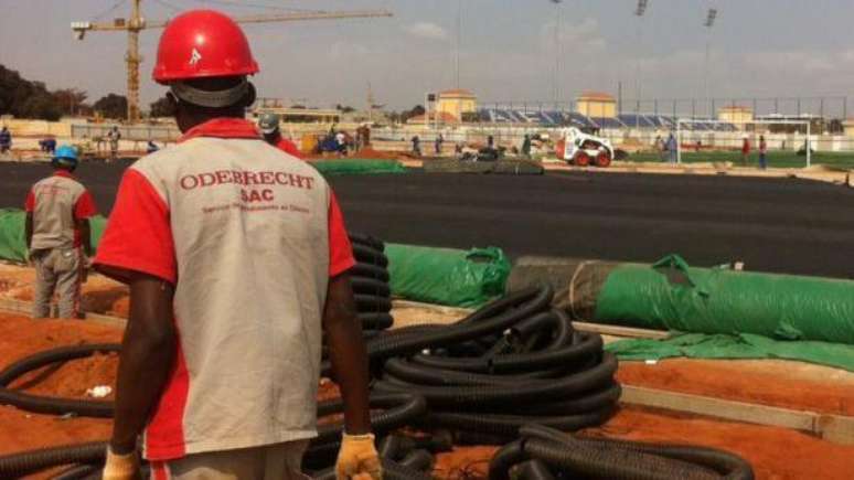Operário trabalha em obra da Odebrecht em Angola em 2017. O país africano foi um dos principais mercados da construtora