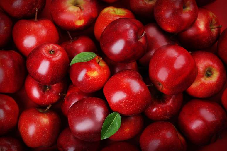 A maçã contém compostos anti-inflamatórios e antioxidantes que podem ajudar a aliviar os sintomas da gastrite 
