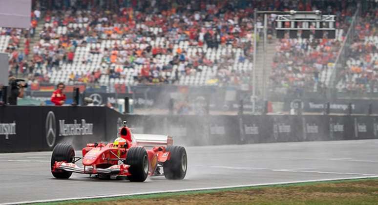 Carro foi pilotado por Michael Schumacher no GP de Interlagos (Foto: AFP)