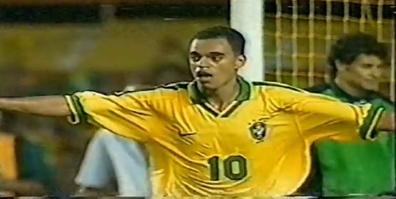 Denílson comemora um de seus dois gol marcados em amistoso de 1997 (Foto: Reprodução)