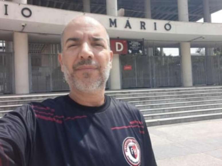 Alexandre Galvão, o Gottardo, em frente ao Maracanã (Foto: Arquivo Pessoal)