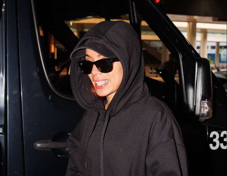 Anitta arrives at SP for her birthday with an ALL BLACK aerolook