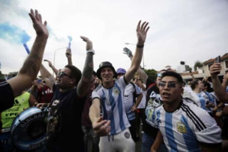 Torcedores lotam as ruas da capital argentina (Foto: EMILIANO LASALVIA / AFP)