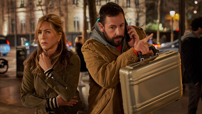 Jennifer Aniston e Adam Sandler em cena de Mistério em Paris.