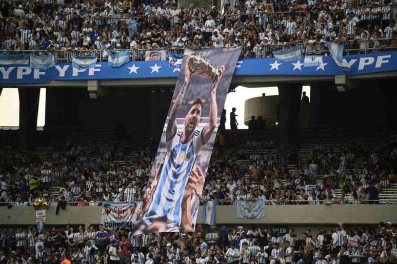 Bandeirão homenageia Messi no Monumental de Núñez (Foto: JUAN MABROMATA / AFP)