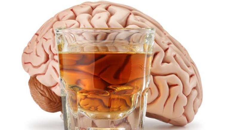 Cérebro e copo com bebida alcoólica