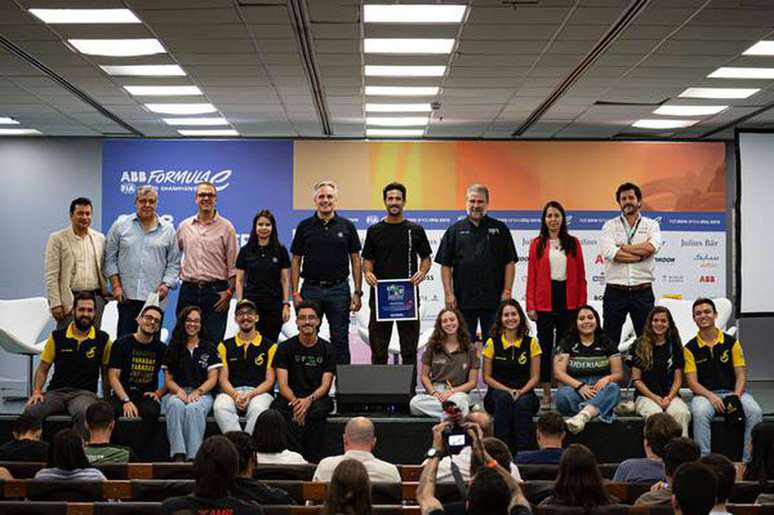 Lucas Di Grassi pilota carro de corrida elétrico desenvolvido por  estudantes de engenharia