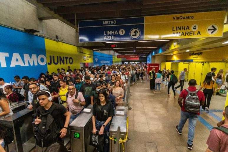 Usuários caminham na transferência entre a linha 1-Azul do metrô e a CPTM, onde os trens fazem ligação com a zona leste de São Paulo.
