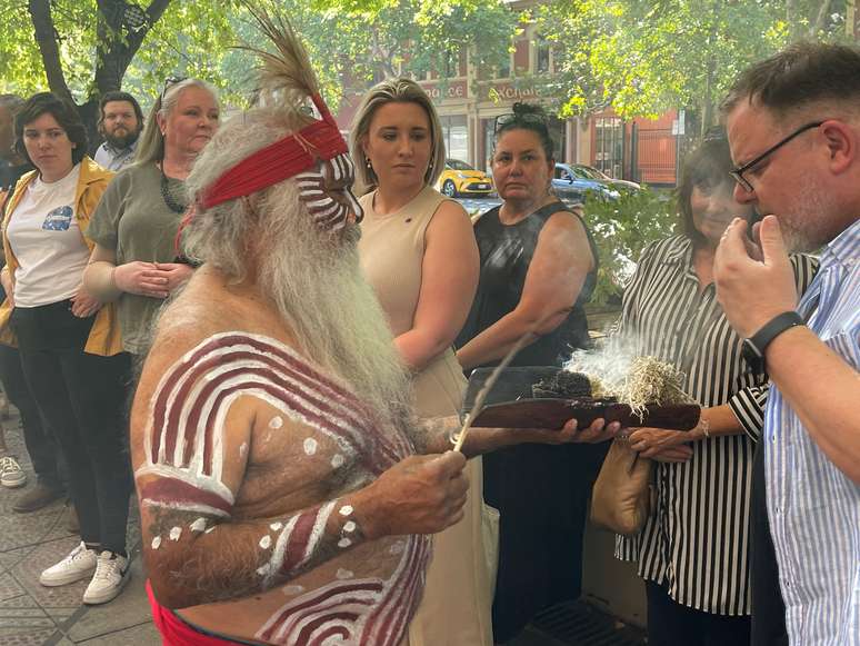 Homem kaurna realiza ritual para espectadores em Adelaide, Austrália