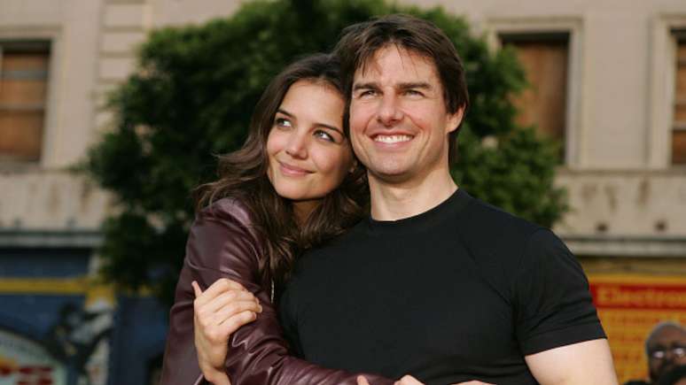 Katie Holmes quebra silêncio sobre rumores da ausência de Tom Cruise na vida de Suri, filha do ex-casal