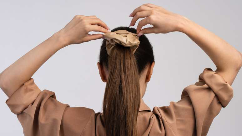 Alopecia por tração: Conheça a perda de cabelo causada por excesso de penteados feitos de maneira errada