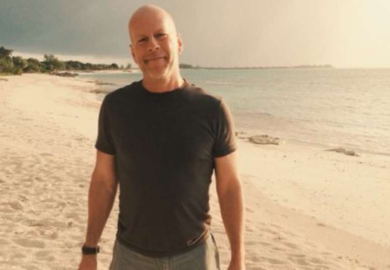 Bruce Willis em uma praia